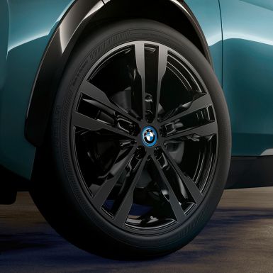 BMW i3 2018 Llanta de aleación ligera BMW i3 I01 2018 Jucarobeige con detalles Frozen Grey metalizado, primer plano, llanta de aleación ligera