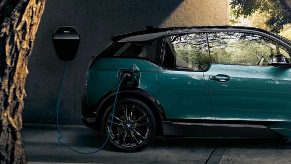 BMW i3 2018 junto a BMW Wallbox BMW i3 I01 2018 Jucarobeige con detalles Frozen Grey metalizado, cargándose en un BMW Wallbox
