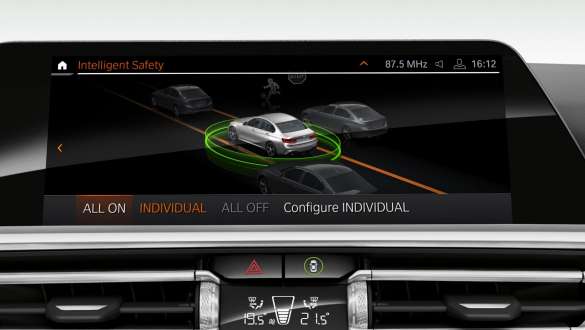 Aviso de cruce con función de frenado BMW M340i xDrive Berlina Aviso de cruce con función de frenado BMW M340i xDrive Berlina G20 Primer plano