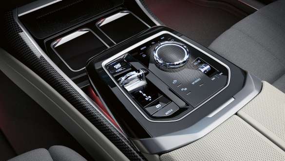 Executive Drive Pro BMW M760e xDrive Berlina G70 Consola central BMW M760e xDrive Berlina G70 Primer plano