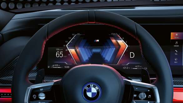 M Sport Boost BMW M760e xDrive G70 Berlina Volante M Sport y BMW Curved Display BMW M760e xDrive Berlina G70 Primer plano