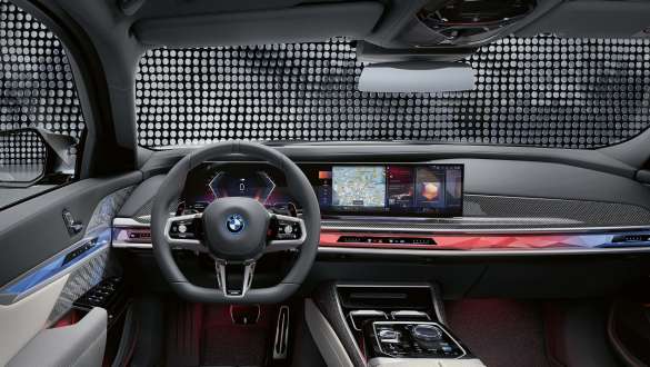 Puesto de conducción BMW M760e xDrive Berlina G70 Puesto de conducción con volante M Sport, BMW Curved Display y BMW Interaction Bar BMW M760e xDrive Berlina G70