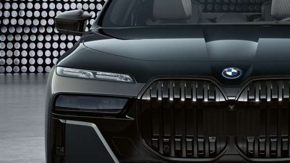 Llamativo diseño del frontal BMW M760e xDrive Berlina G70 Capó y parrilla con logo "M" BMW M760e xDrive Berlina G70 Pintura bicolor BMW Individual Black Sapphire metalizado BMW Individual Dravit Grey metalizado, primer plano