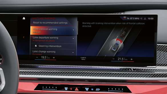 Driving Assistant Professional BMW M760e xDrive Berlina G70 Driving Assistant Professional BMW M760e xDrive Berlina G70 BMW Curved Display