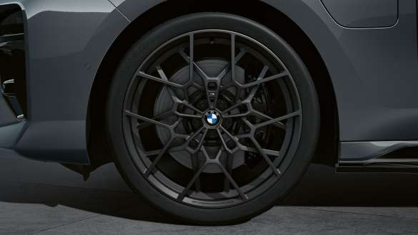 Llantas forjadas M Performance de 22 pulgadas con radios cruzados estilo 912 M en Frozen Gunmetal Grey BMW M760e xDrive G70 Llantas forjadas M Performance de 22 pulgadas con radios cruzados estilo 912 M en Frozen Gunmetal Grey BMW M760e xDrive G70