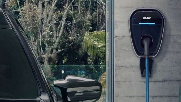 Wallbox BMW M760e xDrive Berlina G70 Wallbox BMW M760e xDrive Berlina G70 BMW Individual bicolor Black Sapphire metalizado, pintura BMW Individual Dravit Grey metalizado, detalle del punto de carga