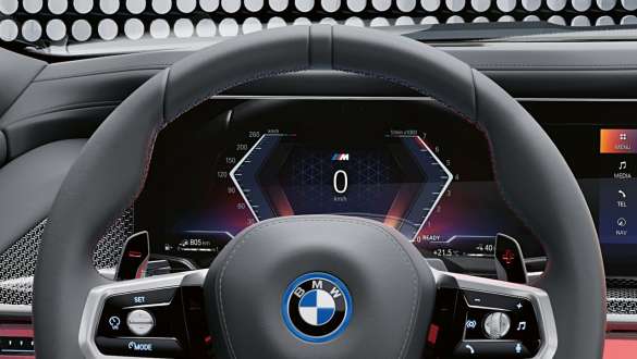 M Sport Boost BMW M760e xDrive Berlina G70 Volante M y BMW Curved Display M760e xDrive Berlina G70, detalle