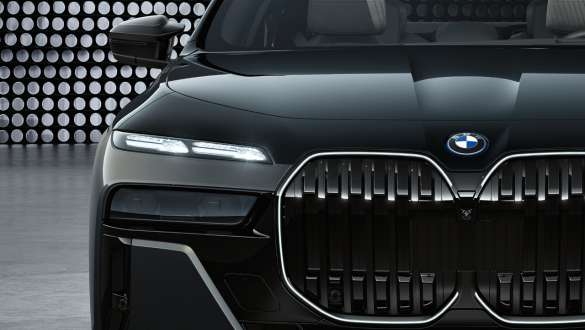 Llamativo diseño del frontal BMW M760e xDrive Berlina G70 Capó y parrilla con logo M BMW M760e xDrive Berlina G70 BMW Individual bicolor Black Sapphire metalizado, pintura BMW Individual Dravit Grey metalizado, detalle