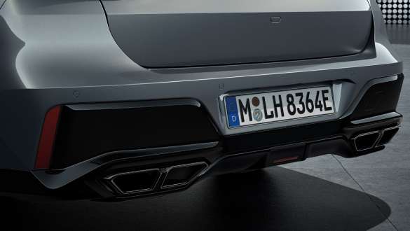 Diseño de la zaga con sistema de escape BMW M760e xDrive Berlina G70 Vista trasera con sistema de escape con diseño de 4 tubos BMW M760e xDrive Berlina G70 BMW Individual bicolor Black Sapphire metalizado, pintura BMW Individual Dravit Grey metalizado, detalle