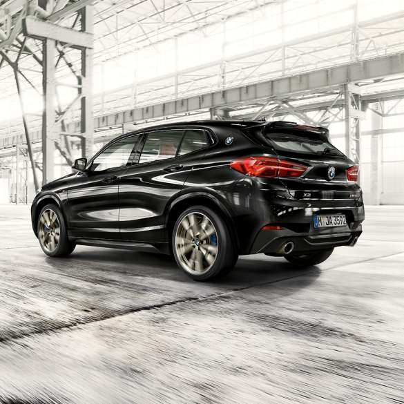 Dinamismo de conducción BMW X2 M35i Dinamismo de conducción BMW X2 M35i Black Sapphire metalizado F39 2018 Vista de tres cuartos de la zaga