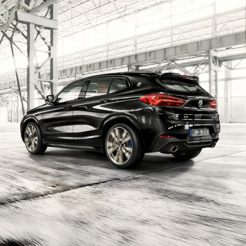 Alerón trasero M BMW X2 M35i Alerón trasero M BMW X2 M35i Black Sapphire metalizado F39 Vista de tres cuartos de la zaga