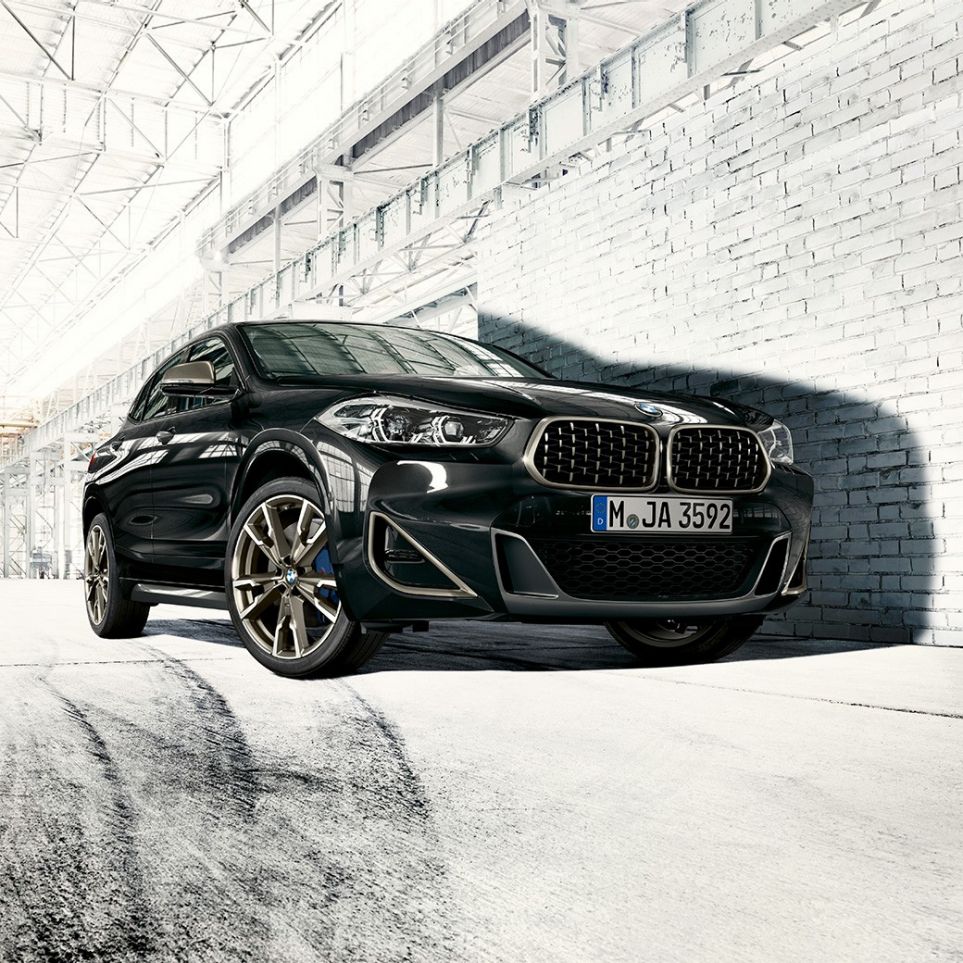 Parrilla doble BMW X2 M35i Parrilla doble BMW X2 M35i Black Sapphire metalizado F39 Vista de tres cuartos del frontal