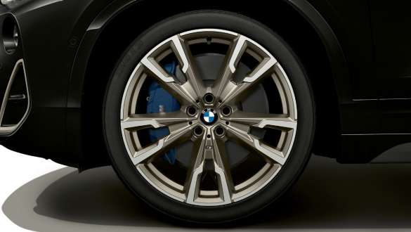Frenos deportivos M BMW X2 M35i Frenos deportivos M BMW X2 M35i Black Sapphire metalizado F39 Primer plano de llanta