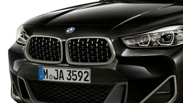 Parrilla doble BMW X2 M35i Parrilla doble BMW en Ceriumgrau BMW X2 M35i Black Sapphire metalizado F39 Vista de tres cuartos del frontal