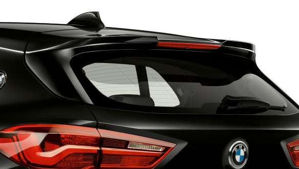 Alerón trasero M BMW X2 M35i Alerón trasero M BMW X2 M35i Black Sapphire metalizado F39 Primer plano de la zaga