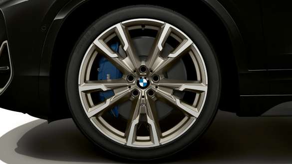 Frenos M Sport BMW X2 M35i (F39) Frenos M Sport BMW X2 M35i (F39) Black Sapphire metalizado, primer plano de llanta