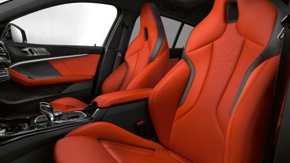 Asientos M sport. Interior del BMW M135i xDrive con asientos M sports para conductor y copiloto.