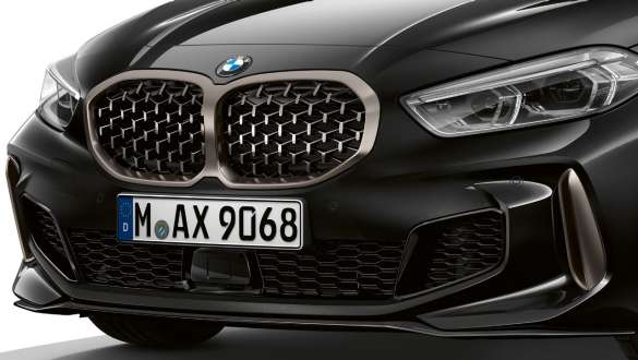 Parrilla en forma de riñon BMW con diseño de malla. BMW M135i xDrive en Black Sapphire metallic con parrilla en forma de riñón BMW con diseño de malla en Cerium Grey.