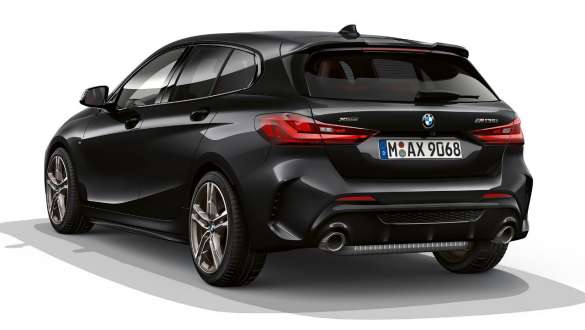 Paquete M Aerodynamics. BMW M135i xDrive en Black Sapphire metallic, vista trasera con paquete M Aerodynamics.