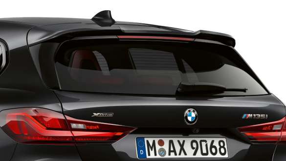 Alerón trasero M. BMW M135i xDrive en Black Sapphire metallic, vista trasera con alerón trasero M.