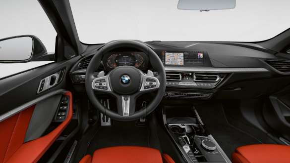 Detalles decorativos en interiores 'Illuminated Boston. Interior del BMW M135i xDrive con detalles decorativos en interiores iluminados “Illuminated Boston.