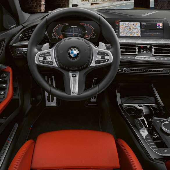 BMW M135i xDrive, interior. Interior del BMW M135i xDrive con volante de cuero M y asientos M Sport.
