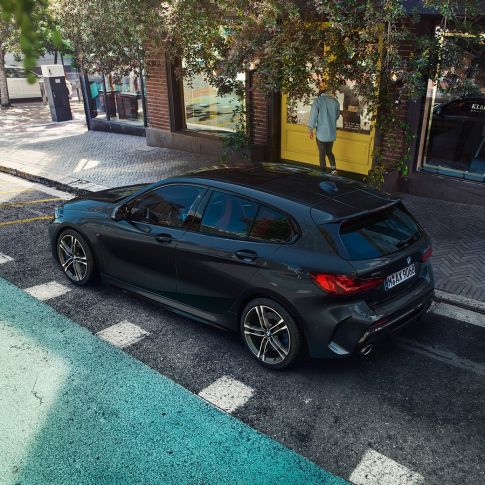 BMW M135i xDrive, estacionado. BMW M135i xDrive en Black Sapphire metallic estacionado, vista lateral desde lo alto.