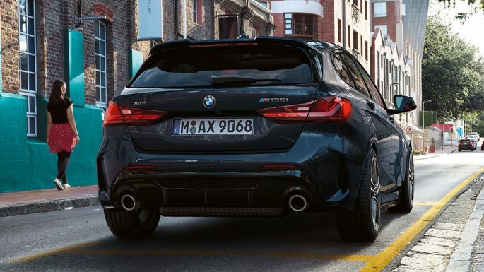 BMW M135i xDrive, vista trasera. BMW M135i xDrive en Black Sapphire metallic, vista trasera, estacionado.