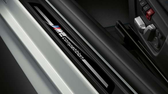 Moldura de entrada del BMW M2 Competition Moldura de entrada con designación M2 Competition del BMW M2 Competition F87 2018 Hockenheim Silver metálico interior