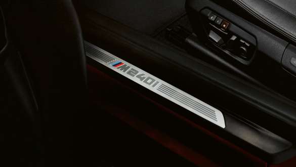 Molduras de la puerta con designación M240i BMW M240i Coupé Molduras de la puerta del M240i con designación BMW M240i Coupé F22 2017 Sunset Orange metálico, vista a detalle