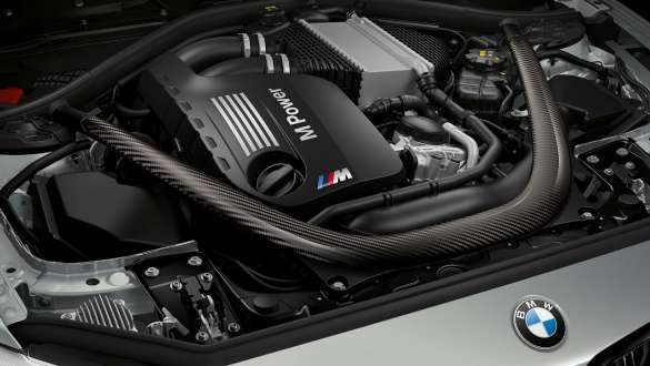 Motor de alto rendimiento del BMW M2 Competition Motor de gasolina M TwinPower Turbo de alto rendimiento de 6 cilindros del BMW M2 M Competition F87 2018 Hockeheim Silver metálico, vista a detalle