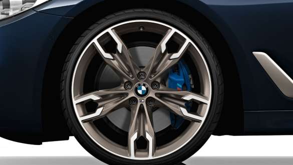 Freno M Sport. Freno M Sport a detalle de los BMW Serie 5 Sedán M Automóvil M550i xDrive y M550d xDrive.