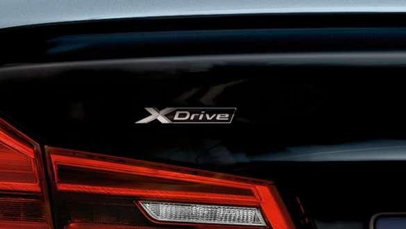 BMW xDrive. Insignia de xDrive a detalle de los BMW Serie 5 Sedán M Automóvil M550i xDrive y M550d xDrive.