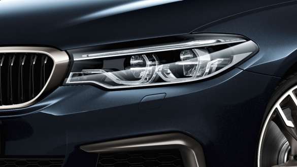 Faros delanteros LED Adaptive. Faros delanteros LED a detalle de los BMW Serie 5 Sedán M Automóvil M550i xDrive y M550d xDrive.