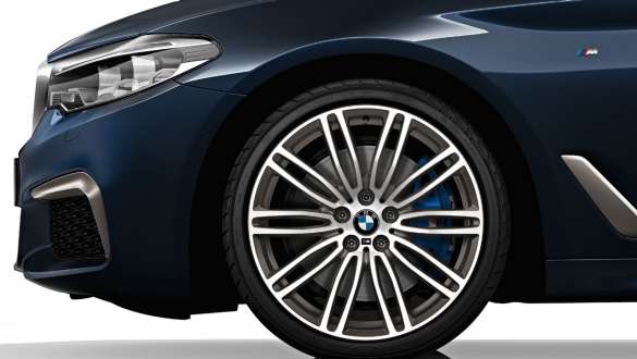 Rines de aleación ligera M. Rines de aleación ligera M a detalle de los BMW Serie 5 Sedán M Automóvil M550i xDrive y M550d xDrive.