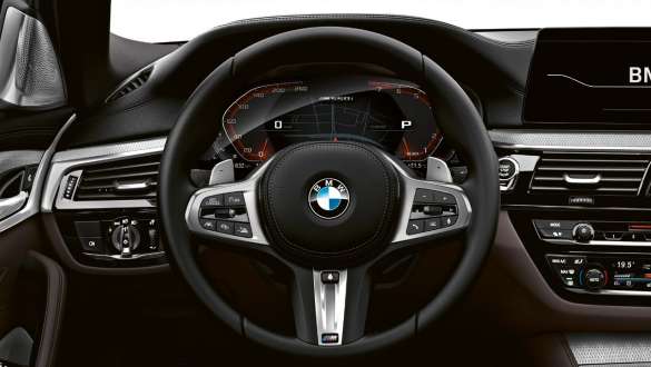 Volante de Piel M. Volante de Piel M con detalle de los BMW Serie 5 Sedán M Automóvil M550i xDrive y M550d xDrive.