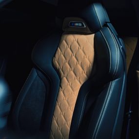 BMW M8 Competition Coupé, asiento M Sport. BMW M8 Competition Coupé, asiento M Sport con placa M8 y tapicería completamente en cuero ‘Merino’ Black con contrastes en Midrand Beige.