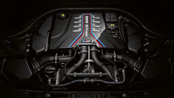 Motor de gasolina de 8 cilindros BMW M TwinPower Turbo nuevo BMW M8 Competition Coupé F92 LCI 2022 Nuevo BMW M8 Competition Coupé F92 LCI Renovación 2022 motor de gasolina de 8 cilindros BMW M TwinPower Turbo, primer plano, cubierta del motor