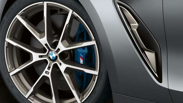 Freno deportivo M del BMW M850i xDrive Gran Coupé Vista lateral del freno deportivo M del BMW M850i xDrive Gran Coupé 2019 BMW Individual Frozen Bluestone metálico