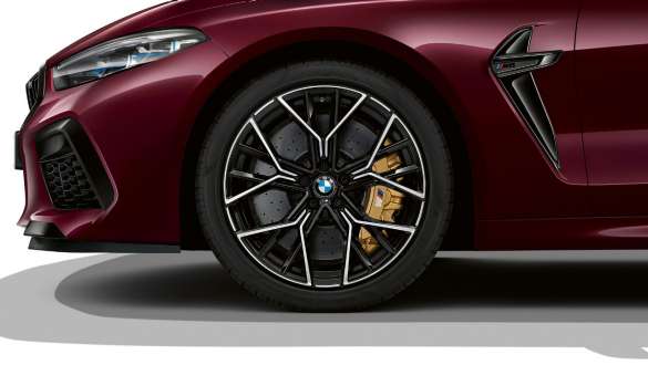 Freno M configurable del BMW M8 Competition Gran Coupé Vista lateral del freno M configurable del BMW M8 Competition Gran Coupé 2020 BMW Individual Ametrin metálico