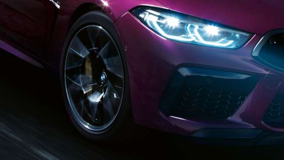 BMW M8 Competition Gran Coupé con suspensión Adaptive M Acercamiento frontal del BMW M8 Competition Gran Coupé con suspensión Adaptive M 2020 BMW Individual Ametrin metálico
