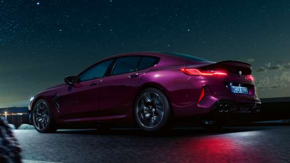 Toma de ángulo bajo de vista lateral de tres cuartos del BMW M8 Competition Gran Coupé Toma de ángulo bajo de vista lateral de tres cuartos del BMW M8 Competition Gran Coupé con M xDrive 2020 BMW Individual Ametrin metálico