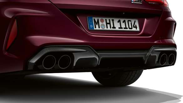 Sistema de escape deportivo M del BMW M8 Competition Gran Coupé Acercamiento a la parte trasera del sistema de escape deportivo M del BMW M8 Competition Gran Coupé 2020 BMW Individual Ametrin metálico