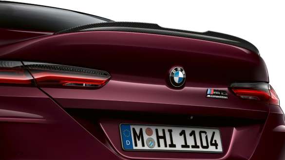 Spoiler trasero M del BMW M8 Competition Gran Coupé Acercamiento de la parte trasera del spoiler trasero M de carbono del BMW M8 Competition Gran Coupé 2020 Ametrin metálico