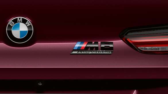 Denominación M8 Competition del BMW M8 Competition Gran Coupé Acercamiento de la parte trasera de la denominación M8 Competition del BMW M8 Competition Gran Coupé 2020 BMW Individual Ametrin metálico