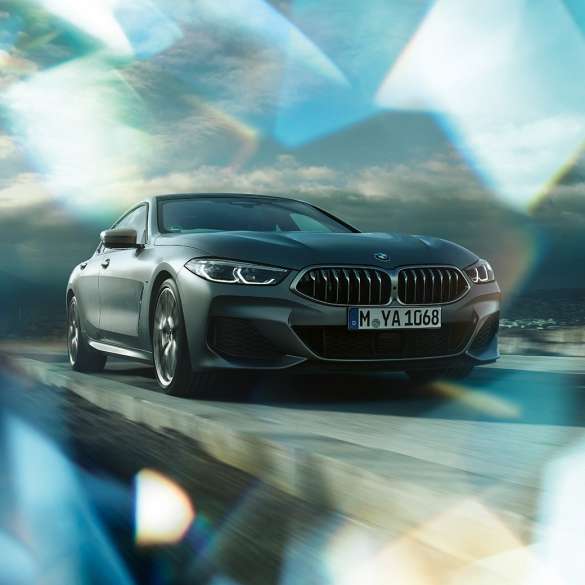 Vista frontal de tres cuartos del BMW M850iA xDrive Gran Coupé Vista frontal de tres cuartos del BMW M850iA xDrive Gran Coupé G16 2019 BMW Individual Frozen Bluestone metálico