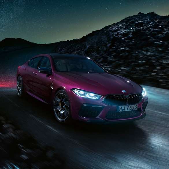 Vista frontal de tres cuartos del BMW M8 Competition Gran Coupé Vista frontal de tres cuartos del BMW M8 Competition Gran Coupé 2020 BMW Individual Ametrin metálico