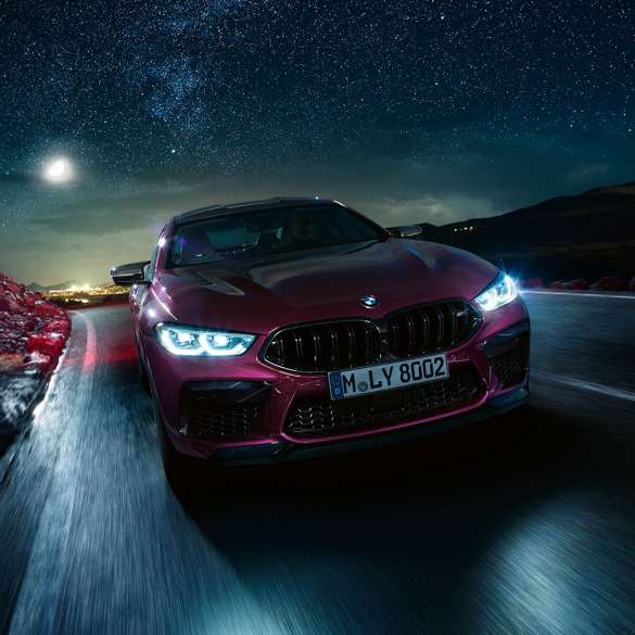 Vista frontal del BMW M8 Competition Gran Coupé en movimiento Vista frontal del BMW M8 Competition Gran Coupé F93 2020, BMW Individual Ametrin metálico en movimiento