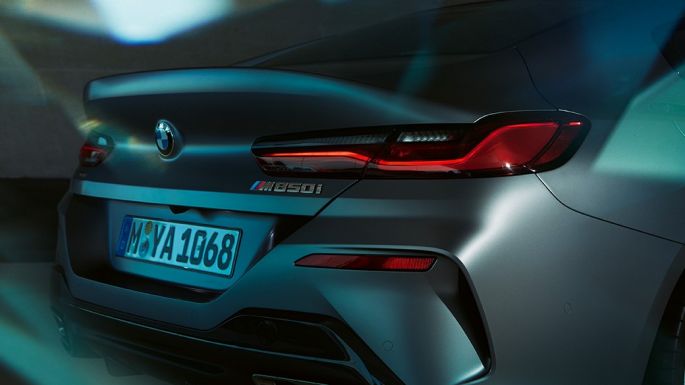 Acercamiento de la parte trasera del BMW M850i xDrive Gran Coupé Acercamiento de la parte trasera del BMW M850i xDrive Gran Coupé G16 2019 BMW Individual Frozen Bluestone metálico