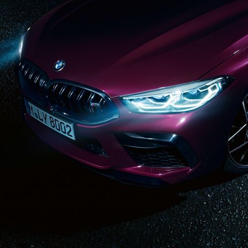Acercamiento frontal lateral del BMW M8 Competition Gran Coupé Acercamiento frontal lateral del BMW M8 Competition Gran Coupé con Luz Láser BMW 2020 BMW Individual Ametrin metálico